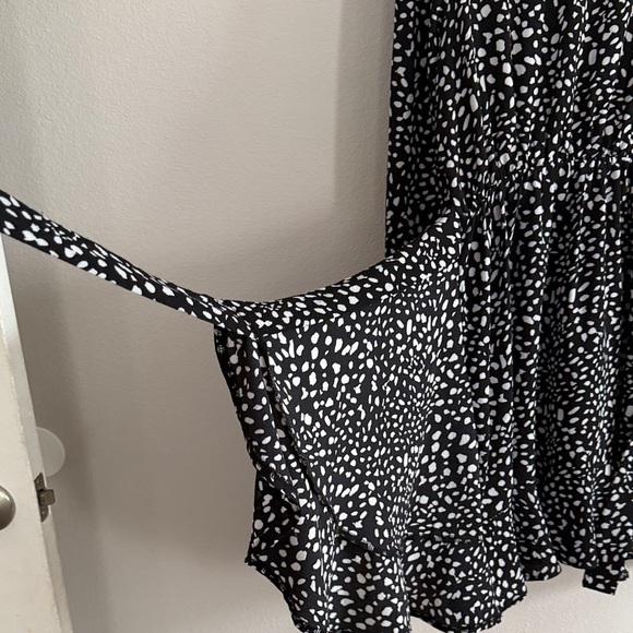 Chic Black and White Long Sleeve Dress - Picture 6 of 8